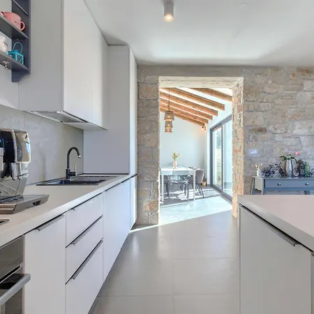 Tiamo By Interhome Kastelir